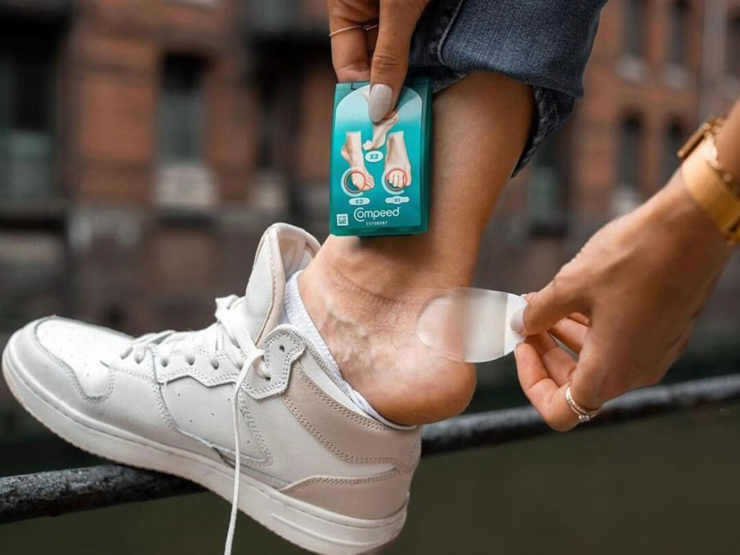 compeed-person-using-blister-plaster